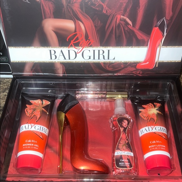 Rojo Women Bath & Body Gift Set - Red